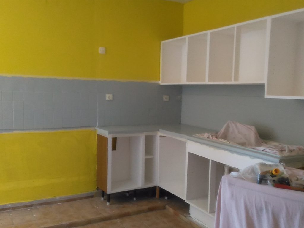 cuisine rénové travaux peinture jaune gris plan de travail peint gris